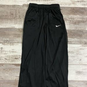 Nike boys size large black athletic pants size Large in excellent condition.